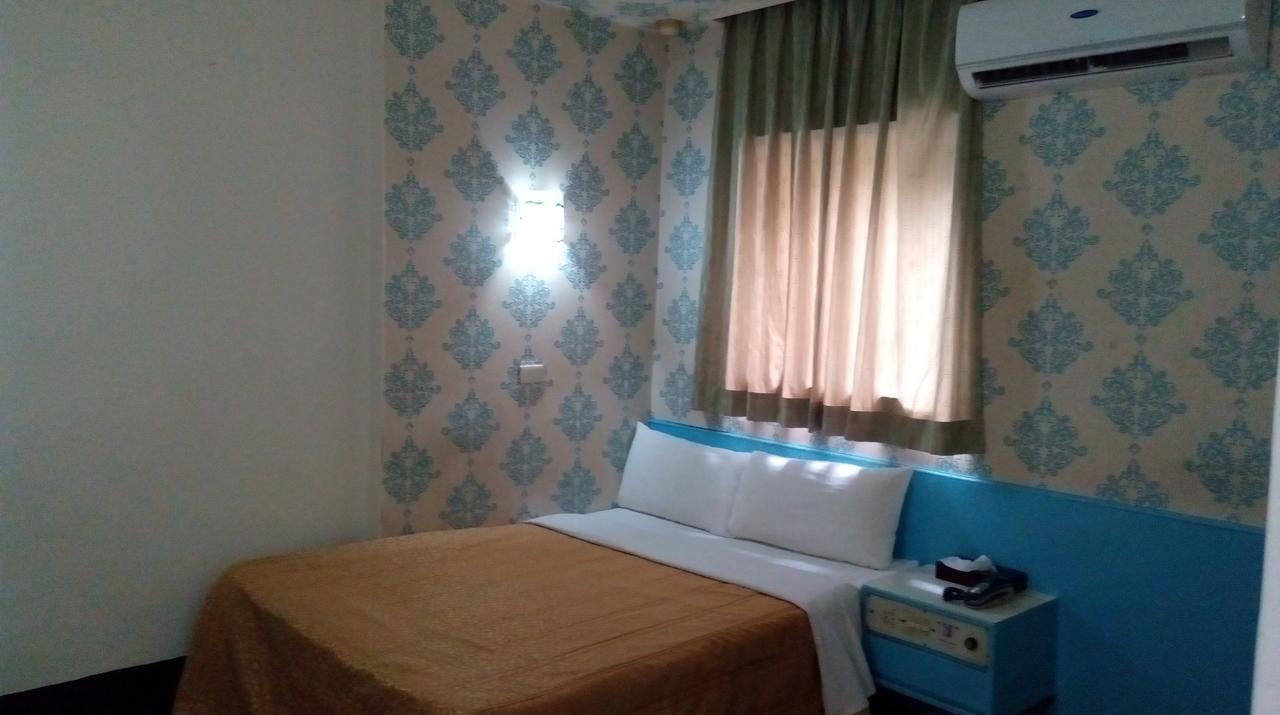 Reui Chung Hotel Kaohsiung Bagian luar foto