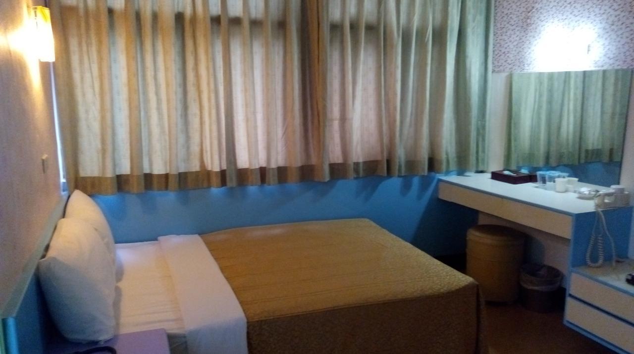 Reui Chung Hotel Kaohsiung Bagian luar foto