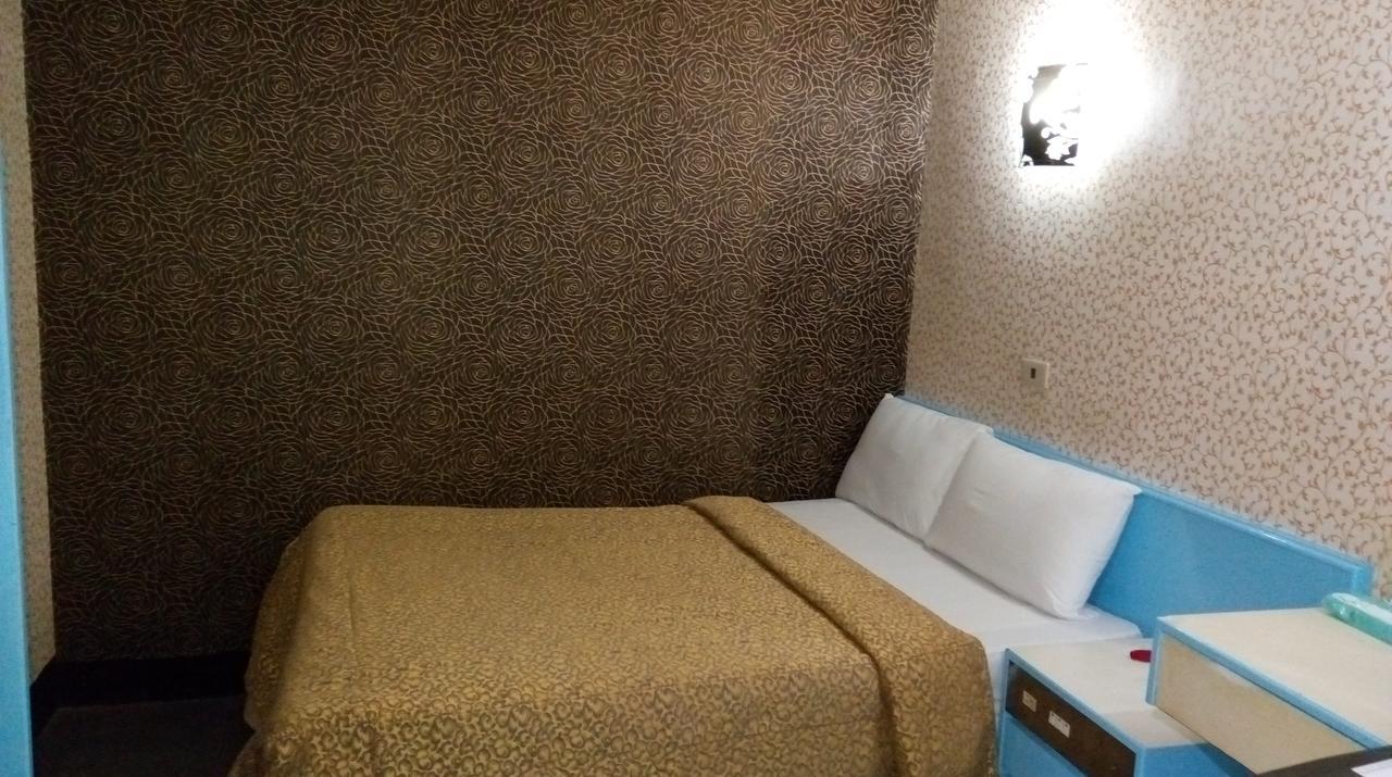 Reui Chung Hotel Kaohsiung Bagian luar foto