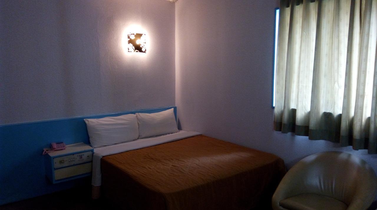 Reui Chung Hotel Kaohsiung Bagian luar foto
