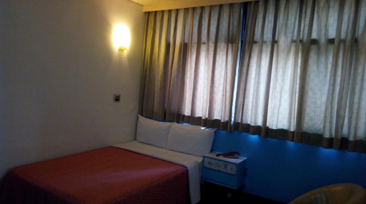 Reui Chung Hotel Kaohsiung Bagian luar foto