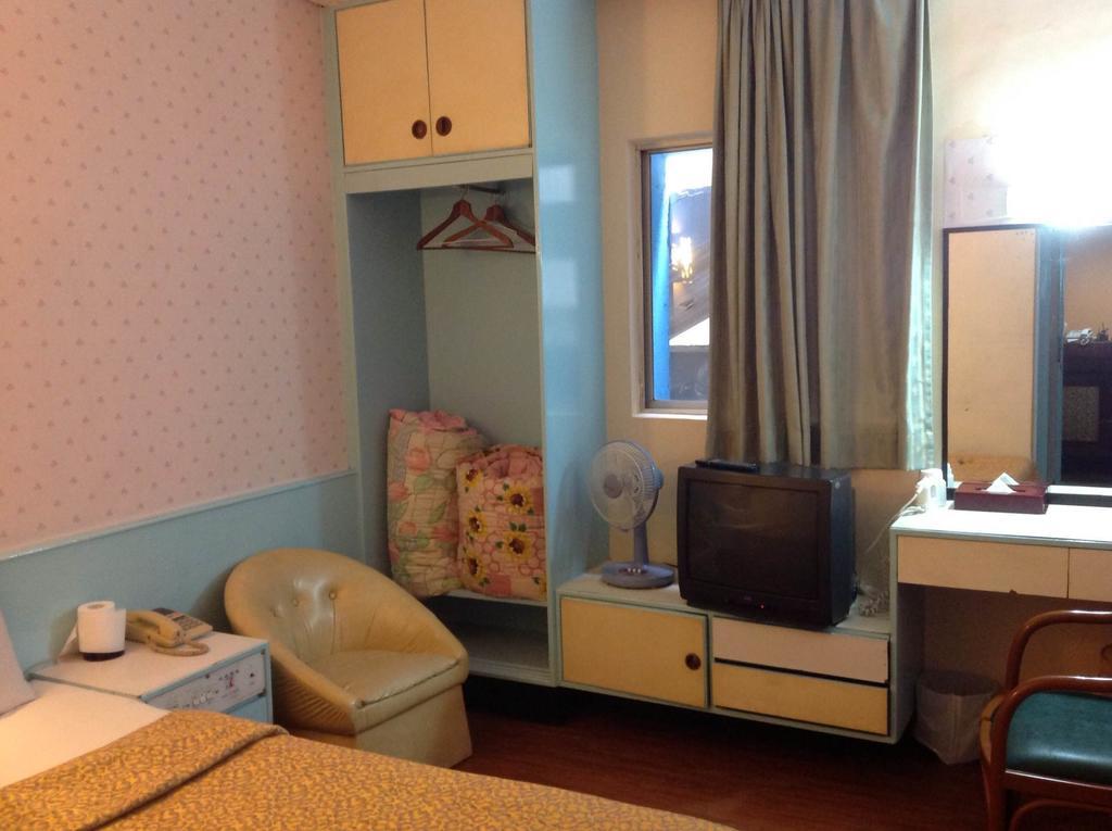 Reui Chung Hotel Kaohsiung Bagian luar foto