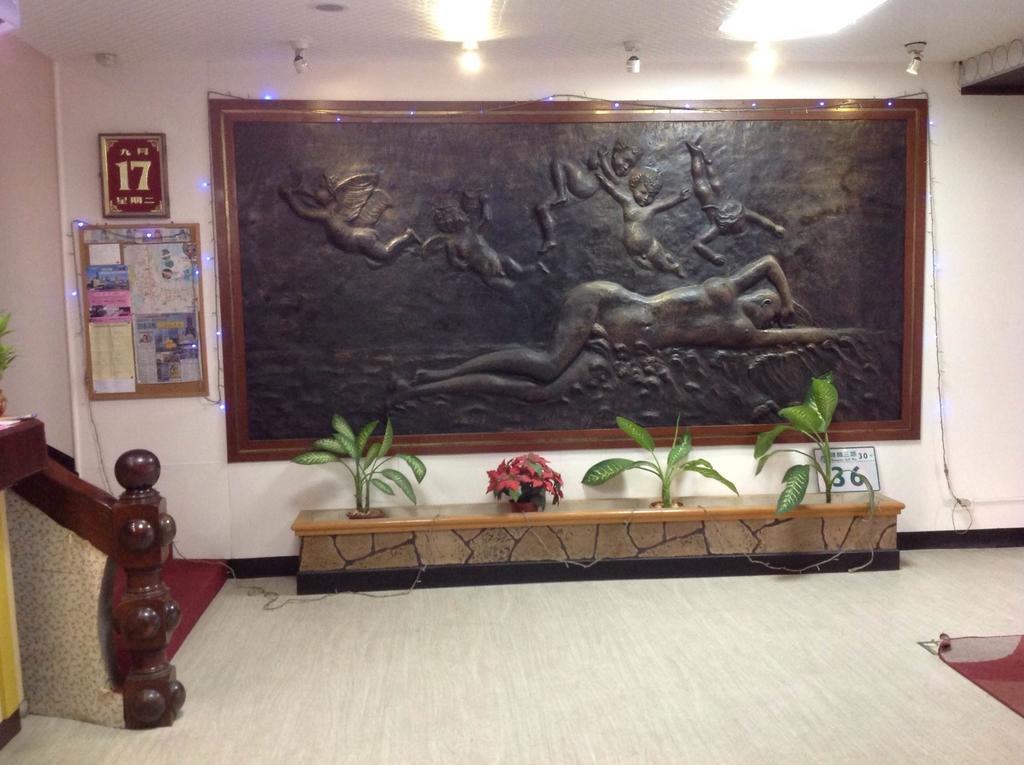 Reui Chung Hotel Kaohsiung Bagian luar foto