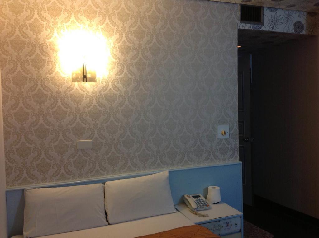Reui Chung Hotel Kaohsiung Bagian luar foto